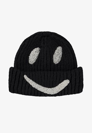 Gorro de punto negro con puño doblado que presenta un gran diseño texturizado de una cara blanca sonriente en la parte delantera.