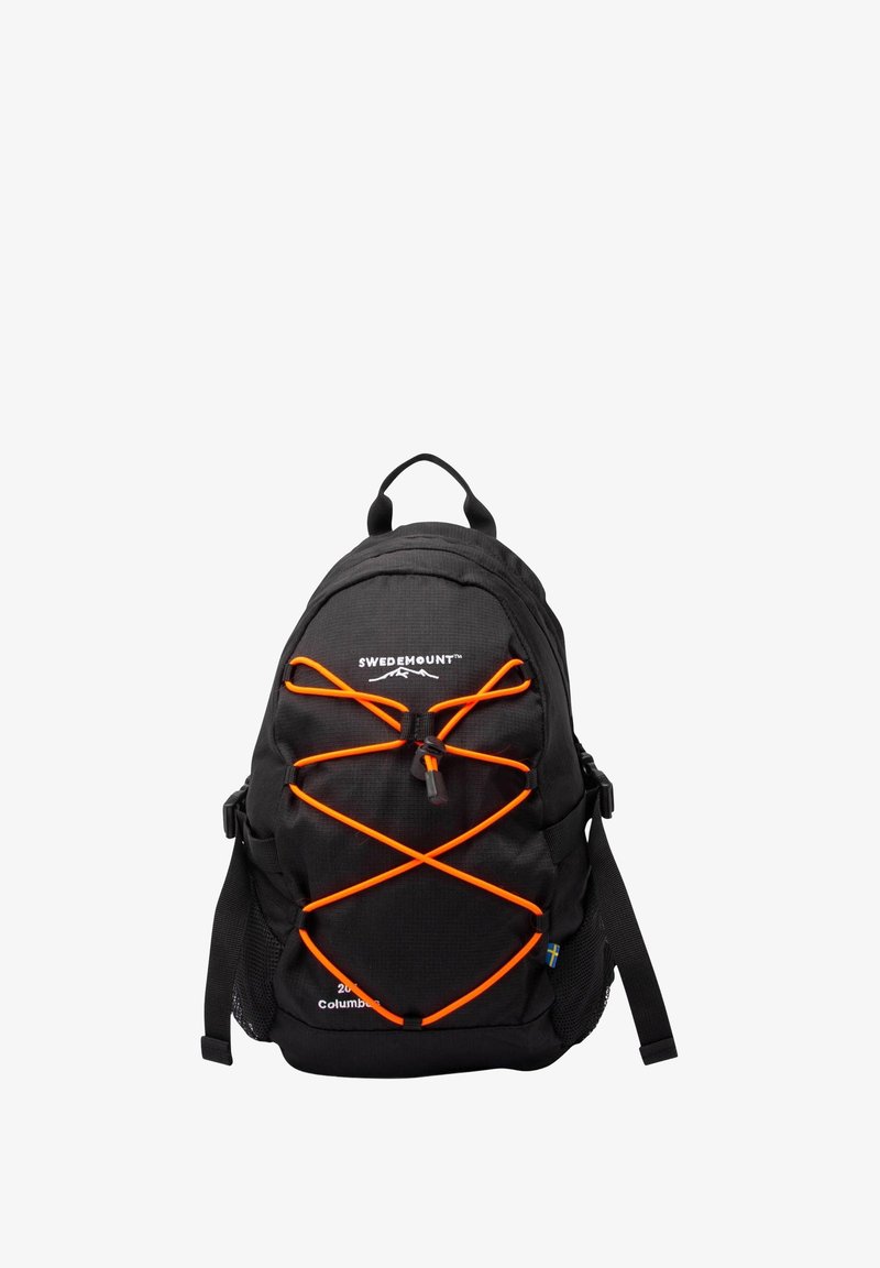 Zaino nero con design in corda bungee arancione, tessuto testurizzato, logo sul davanti, tasca laterale in rete e maniglia di trasporto superiore.