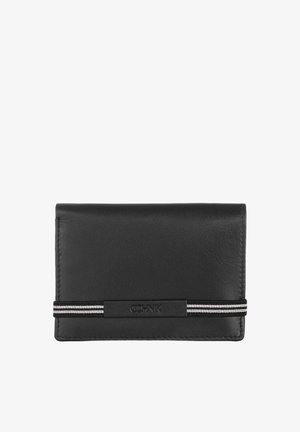 Czarny skórzany portfel o gładkiej fakturze, z paskiem elastycznym w paski i wytłoczonym logo na przedniej części. Kompaktowy, prostokątny kształt.