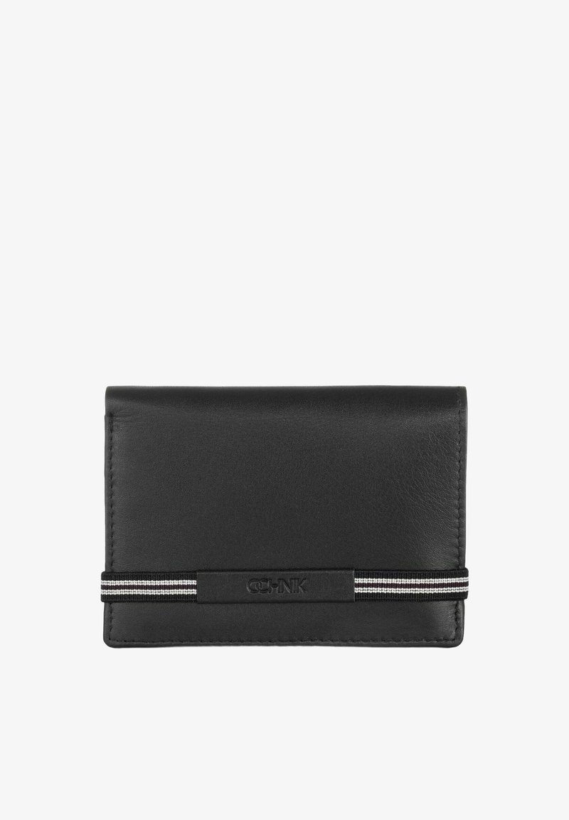 Czarny skórzany portfel o gładkiej fakturze, z paskiem elastycznym w paski i wytłoczonym logo na przedniej części. Kompaktowy, prostokątny kształt.