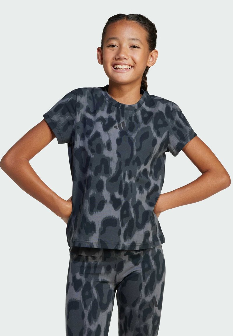 T-shirt a maniche corte e scollo rotondo, caratterizzato da un motivo leopardato nero e grigio, realizzato in un tessuto leggero, progettato per l'abbigliamento sportivo.