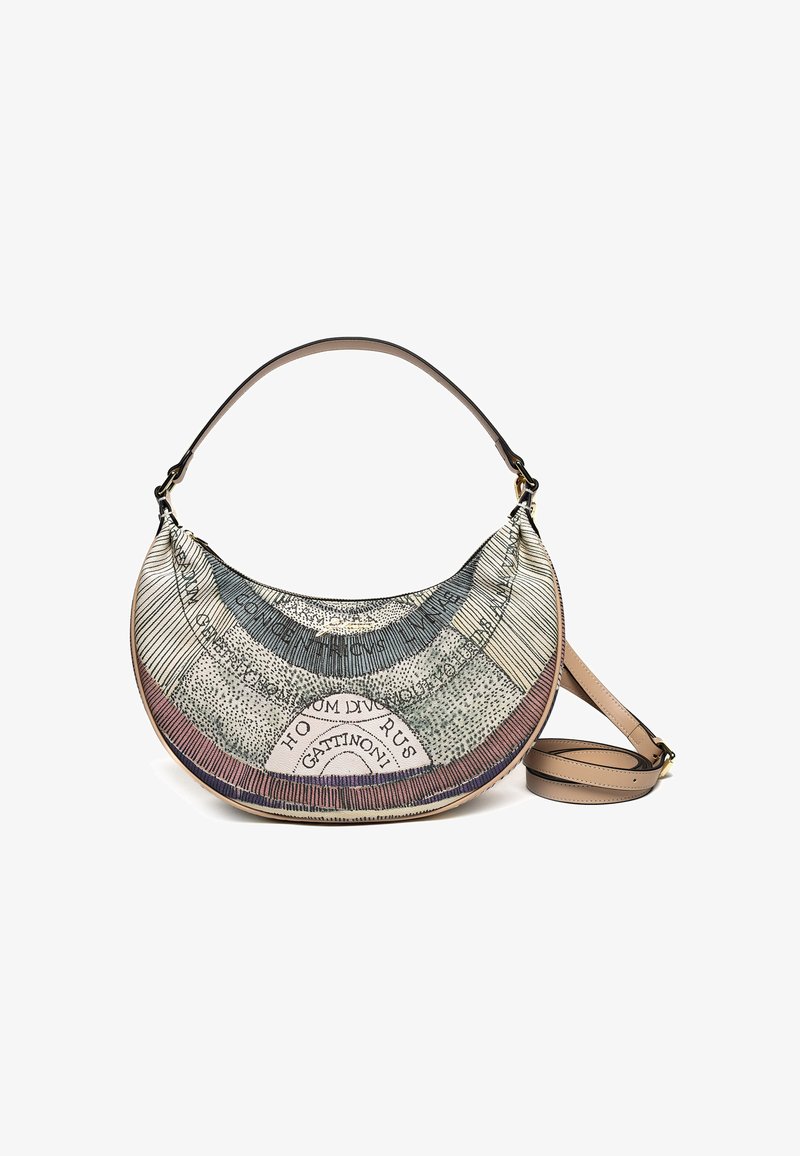 Borsa a forma di mezzaluna con manico curvo, rifiniture in pelle beige e stampa astratta multicolore con testo e motivi.