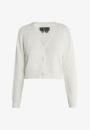 Skraćeni, svijetlosivi kardigan s rebrastom teksturom, s tri biserna dugmeta uz prednji dio i dugim rukavima.