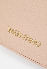 Valentino Bags SUPERMAN - Borsa a tracolla - cipria