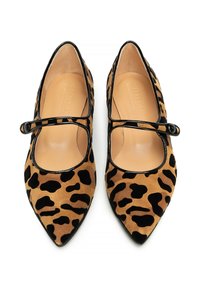 Zapatos planos con estampado de leopardo, textura de ante, punta afilada y una tira de cuero patentado negro en el empeine. Interior beige.