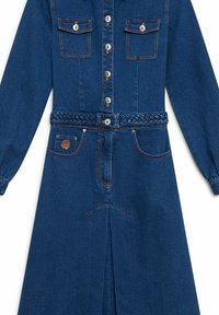 Robe en jean bleu foncé, avec des manches longues, un devant boutonné, deux poches poitrine, une ceinture tressée à la taille et des surpiqûres contrastantes orange.