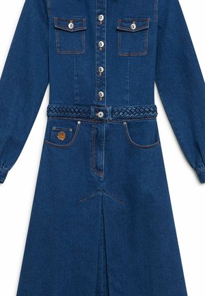 Abito di jeans in blu scuro, con maniche lunghe, chiusura frontale con bottoni, due tasche sul petto, cintura intrecciata in vita e cuciture arancioni a contrasto.