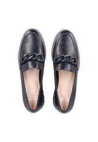 Mocassins en cuir marine avec une chaîne décorative sur le dessus, un bout rond et une semelle intérieure rembourrée pour un confort optimal.