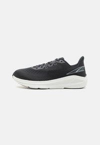 Schwarze Sportschuhe aus strukturiertem Stoff mit einer weißen Sohle, die ein schlankes Design und graue Akzente an den Seiten aufweisen.