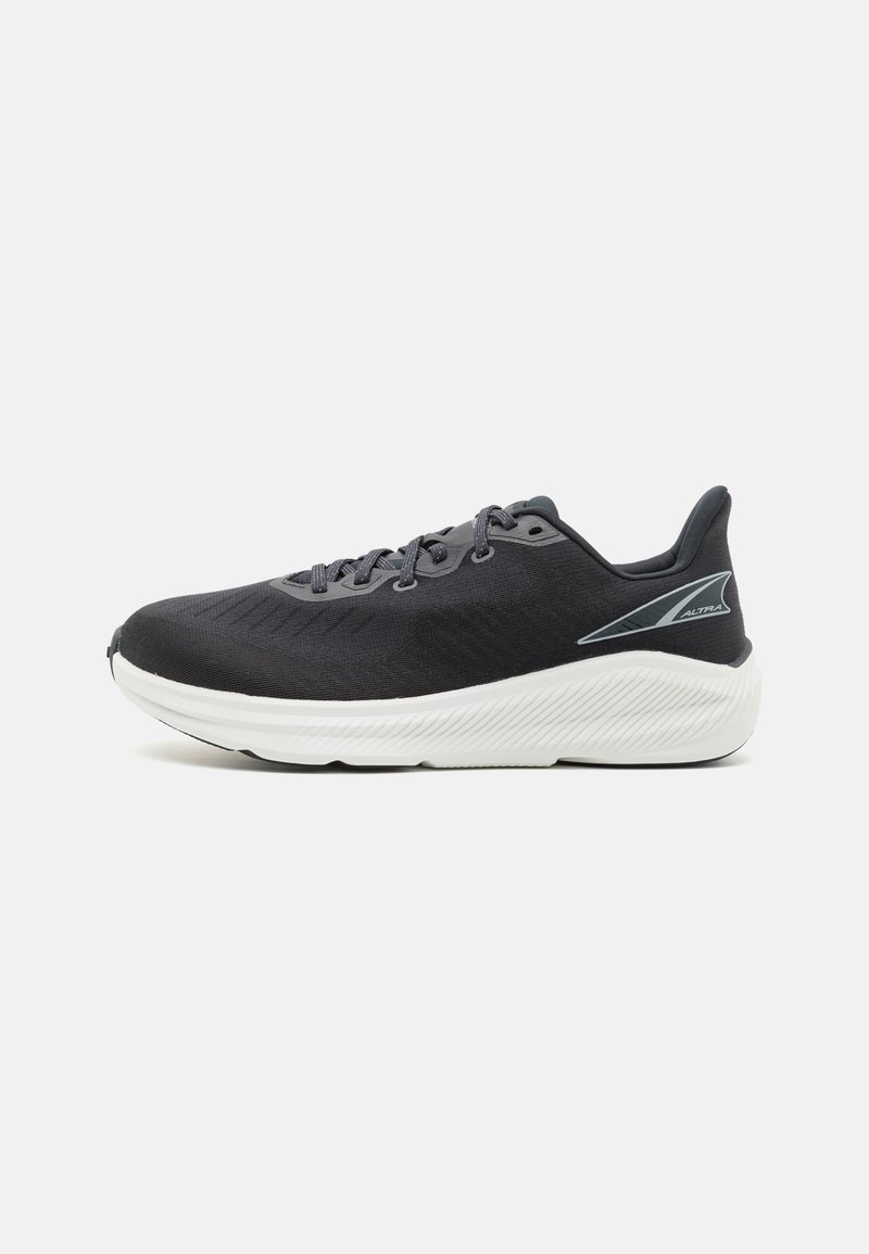 Schwarze Sportschuhe aus strukturiertem Stoff mit einer weißen Sohle, die ein schlankes Design und graue Akzente an den Seiten aufweisen.