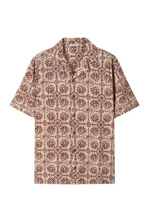 Chemise beige à manches courtes avec col et boutons, présentant un motif floral et géométrique rouge répétitif.