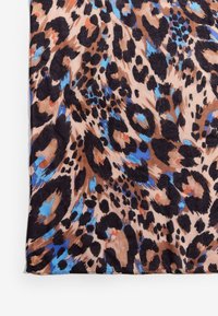 Šála s leopardím potiskem v odstínech hnědé, černé a modré. Jemná textura s lehkým, vzdušným designem a nepravidelnými vzory.