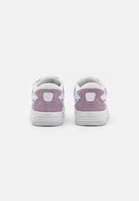 Fioletowe zamszowe sneakersy z białymi akcentami, z wyściełanym kołnierzem, teksturowanym detalem i gumową podeszwą. Logo na pięcie.
