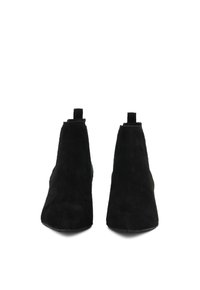 Schwarze Wildleder-Ankle Boots mit passgenauer Form, spitzen Zehen und kleinen Schlaufen an der Rückseite für einfaches An- und Ausziehen. Glatte Textur und eleganter Schnitt.