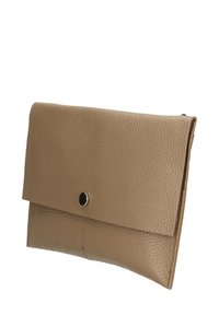 Clutch in pelle beige con finitura testurizzata, design a pieghe e chiusura a scatto. Senza ulteriori decorazioni o motivi.