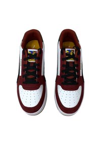 Sneakers Puma con una punta in pelle bianca, corpo in suede bordeaux, lacci neri e logo evidente sulla linguetta e sul lato. Design perforato.