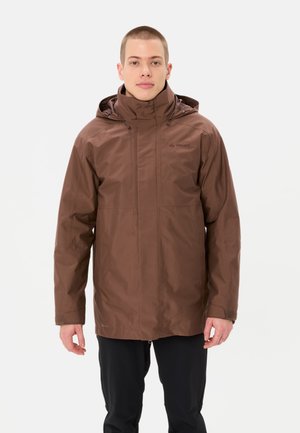 Veste imperméable marron avec un col montant, une capuche ajustable et une fermeture éclair. Texture lisse et branding minimal sur la poitrine.