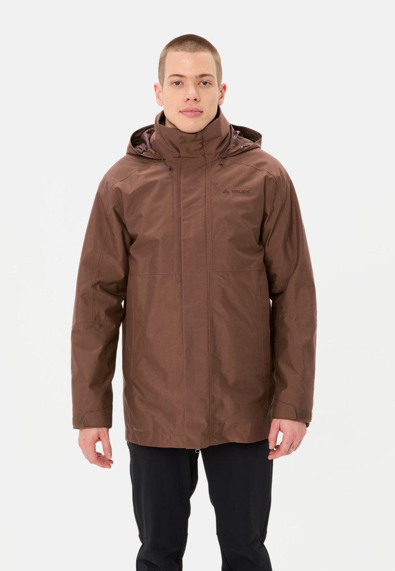 Giacca impermeabile marrone con colletto alto, cappuccio regolabile e chiusura con cerniera. Texture liscia e branding minimale sul petto.