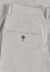 Pantaloni gri deschis dintr-un material texturat, cu un buzunar pe spate cu închidere cu nasture și talie croită.