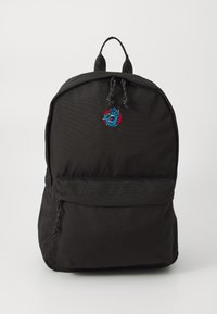 Zwarte rugzak met een gladde, gestructureerde afwerking, voorzien van een voorvak met rits en een geborduurd blauw en rood embleem aan de voorkant.