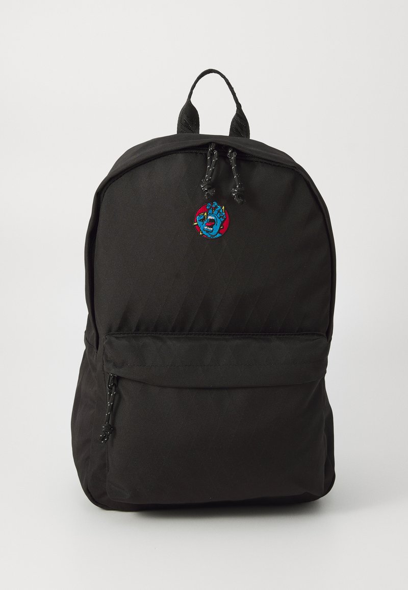 Mochila preta com um acabamento liso e texturizado, apresentando um bolso frontal com zíper e um emblema bordado em azul e vermelho na frente.