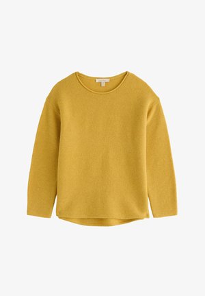 Sárga crewneck kötött pulóver hosszú ujjakkal és kissé ívelt hemline-nel, fehér háttér előtt kiemelve.