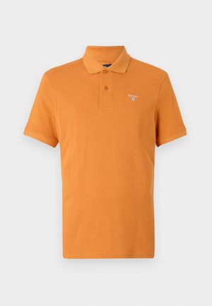 Kollase kaelusega oranž puuvillane polo särk, millel on kaks nööpi ja väike sinine logo vasakus ülaosas. Lühikesed varrukad.