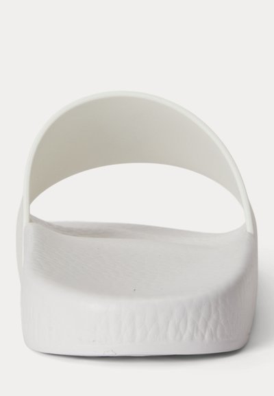 Λευκό σανδάλι χωρίς λουράκι με φαρδιά μονή λωρίδα και υφασμένο πέλμα, εμφανιζόμενο από μπροστά σε απλό λευκό φόντο.