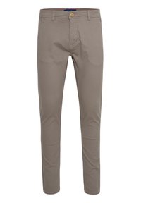 Pantalon slim fit marron clair pour homme avec fermeture par boutons, passants pour ceinture et poches latérales, photographié sur fond blanc.