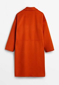 Cappotto in lana arancione con un design semplice, caratterizzato da un colletto, maniche lunghe e un taglio di media lunghezza, esposto dal retro.