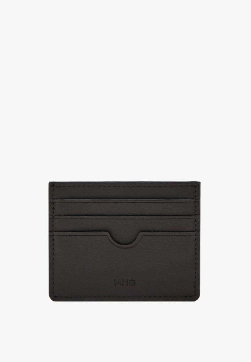 Porte-cartes en cuir noir avec trois fentes horizontales et une poche centrale incurvée, embossé d'un logo "MNG" discret en bas au centre.