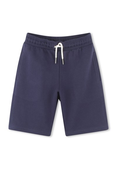 Shorts bleu marine en tissu doux avec une taille élastique, fermeture à cordon et poches latérales. Design simple sans motifs visibles.