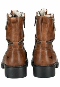 Hnědé kožené kotníkové boty s bílou kožešinovou podšívkou, bočními zipy, gumovými podrážkami a malým vyšívaným akcentem na patě.