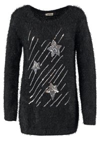 Jersey negro y esponjoso con mangas largas; presenta patrones de estrellas plateadas y líneas diagonales creadas con lentejuelas en la parte delantera. Cuello redondeado.