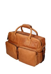 Bruine leren tas met dubbele handgrepen aan de bovenkant, twee ritszakken aan de voorkant, een ruime hoofdcompartiment en gestikte accenten langs de randen.