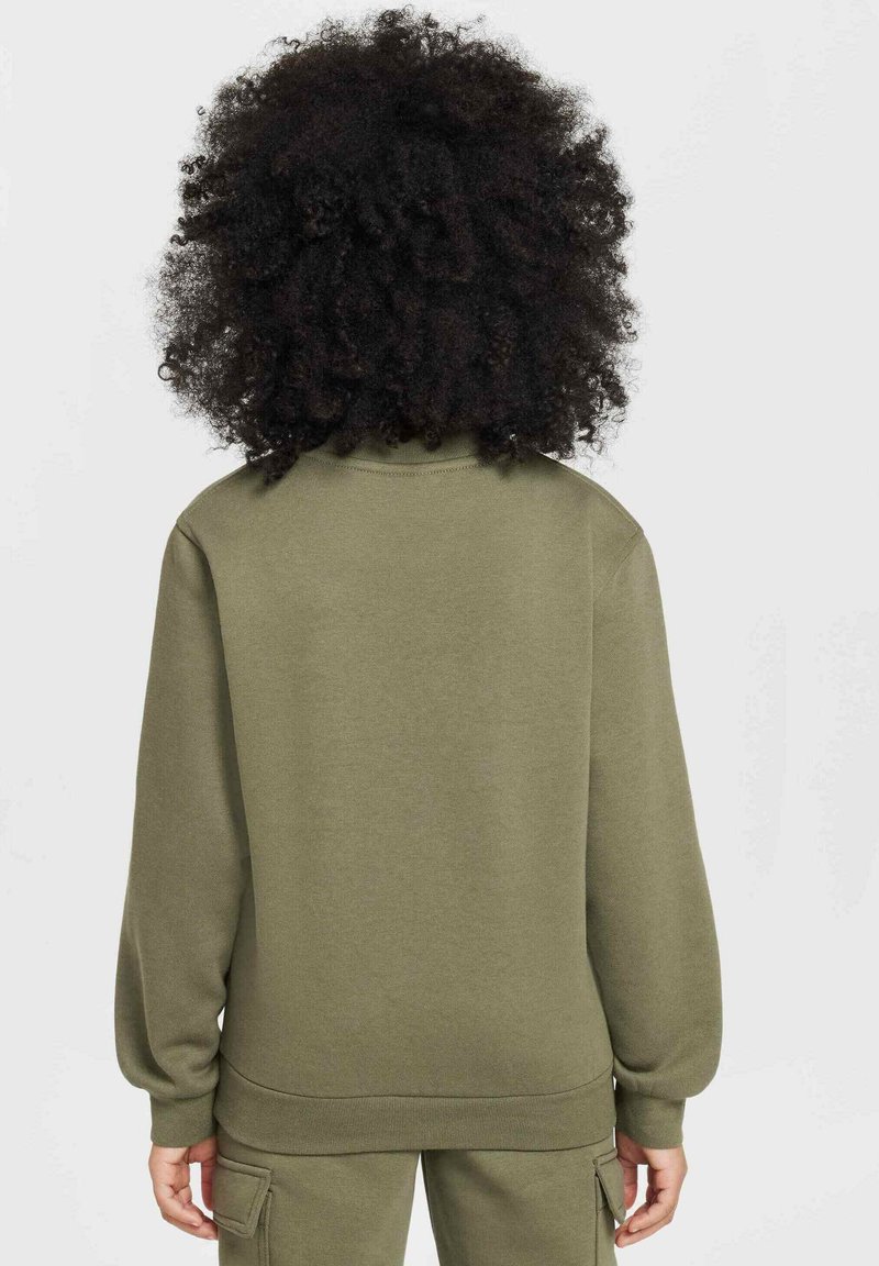 Oliwkowy sweter z prążkowanym wzorem, okrągłym dekoltem i długimi rękawami. Posiada dopasowany dół i prosty, minimalistyczny design.
