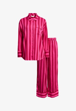 Roze gestreepte pyjama set met een knoopsluiting bovenstuk met een zak en broek met elastische tailleband, beide met contrasterende strepen.