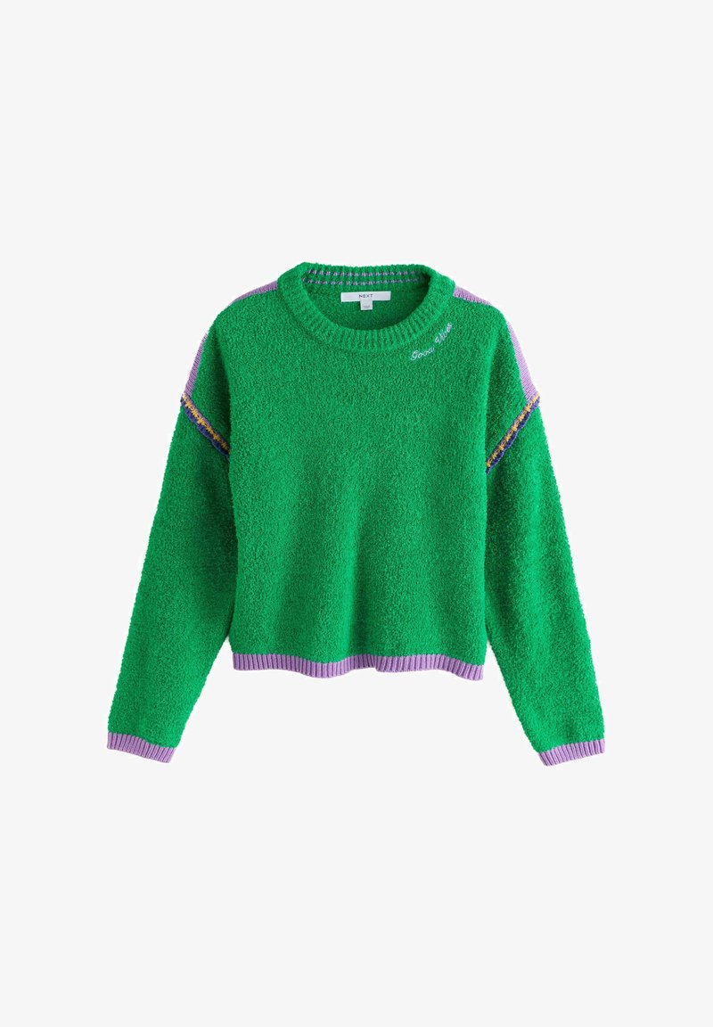 Groene, pluizige trui met paarse bies aan de manchetten, zoom en schouders, met geborduurde tekst "Good Vibes" nabij de halslijn.