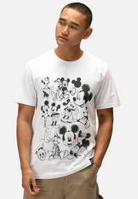 Bílý bavlněný tričko s různými černými náčrty Mickey Mouse a jeho přátel, s kulatým výstřihem a krátkými rukávy.