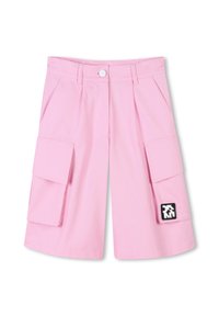 Shorts cargo roses en tissu texturé, avec deux grandes poches latérales, un rabat sur chaque poche et un patch logo sur la poche gauche.