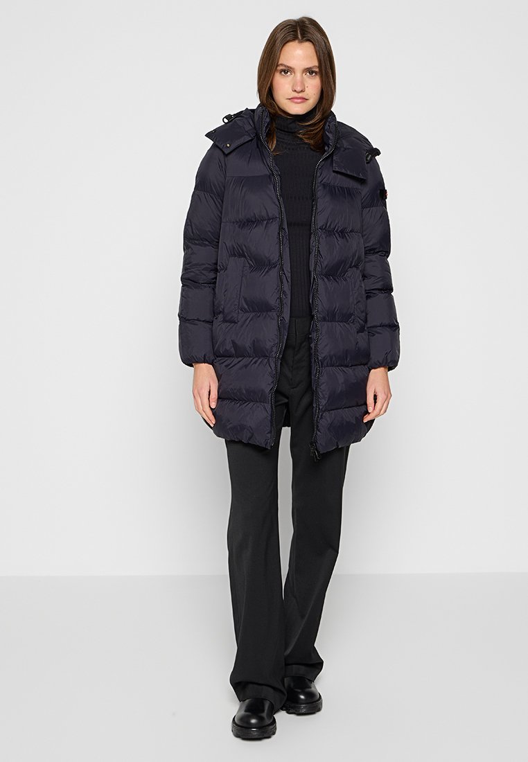 Navy-Puffermantel mit Kapuze, gestepptem Design, Reißverschluss und verstellbaren Schnüren. Verfügt über seitliche Taschen und einen leicht verlängerten Schnitt.