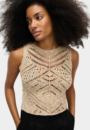 Beige gebreide crop top met opengewerkte geometrische patronen, brede halslijn en mouwloos ontwerp; textiel met een losse pasvorm.