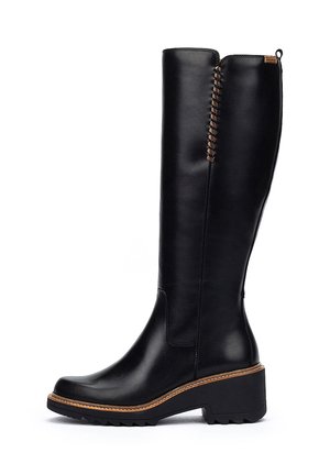 Bota larga de cuero negro con detalle de costura marrón en el lado, tacón grueso y suela rugosa para mayor agarre.