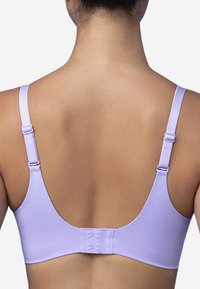 Fioletowy stanik z regulowanymi ramiączkami, gładką teksturą i zapięciem na haczyk z tyłu. Prosty design bez widocznych wzorów czy akcentów.