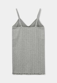 Sivi rebrasti top bez rukava s tankim naramenicama, s V-izrezom na leđima i teksturiranim završetkom. Donji rub je blago valovite forme.