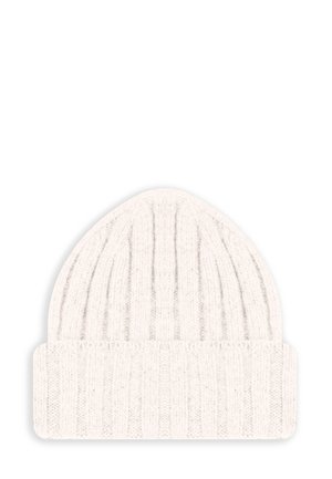 Beanie bianco lavorato a maglia con una consistenza a costine, forma arrotondata e risvolto. Il materiale sembra morbido e caldo.