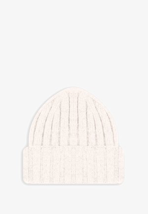 Beanie bianco lavorato a maglia con una consistenza a costine, forma arrotondata e risvolto. Il materiale sembra morbido e caldo.