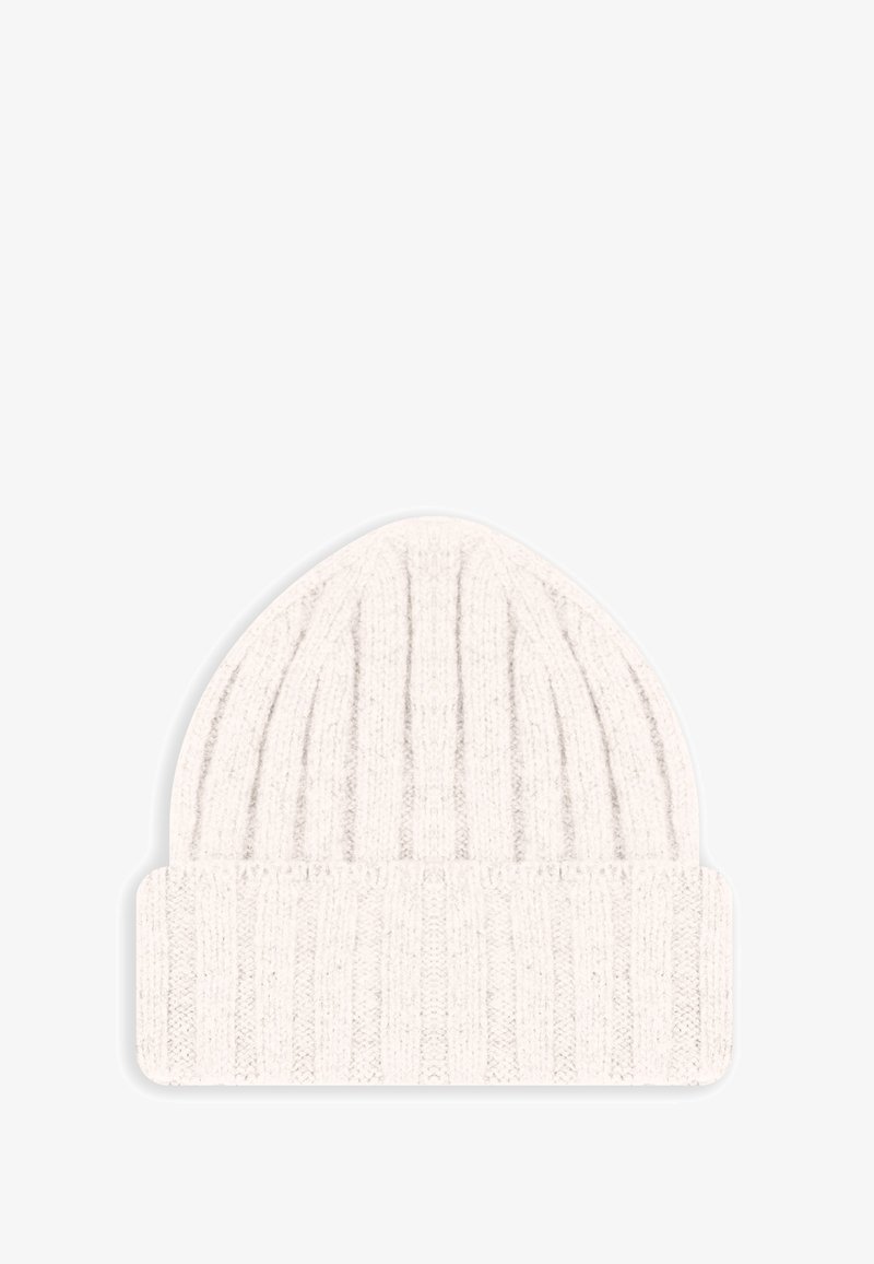 Beanie bianco lavorato a maglia con una consistenza a costine, forma arrotondata e risvolto. Il materiale sembra morbido e caldo.