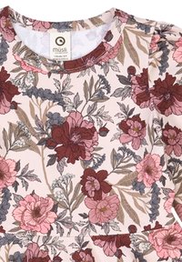 Měkká růžová látka s květinovým vzorem, obsahující velké květy v barvě burgundské a pastelové s zelenými listy. Kulatý výstřih a dlouhé rukávy.