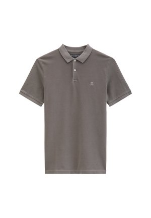 Graues Poloshirt mit kurzen Ärmeln, zwei Knöpfen vorne und einem kleinen gestickten Logo auf der linken Brust.